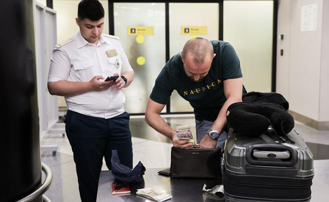 «И чемодан для денег – поменьше!»: Путин наложил запрет на разграбление российской наличности