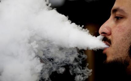 Выпускать пар тоже запретят - Мантуров объявил вейпам войну