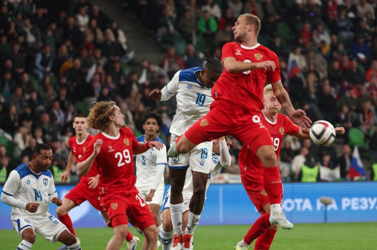 На фото: игроки сборной России и Никарагуа во время матча.