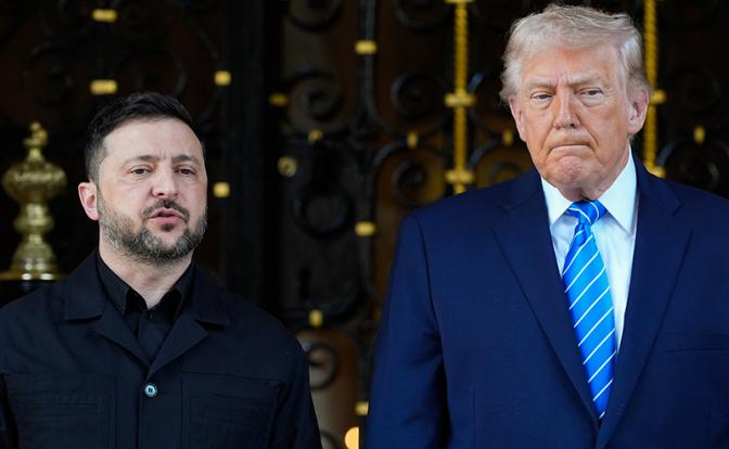 На фото: президент США Дональд Трамп (справа) и президент Украины Владимир Зеленский (слева)