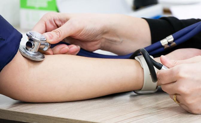 Невролог назвал давление, повышающее риск инсульта