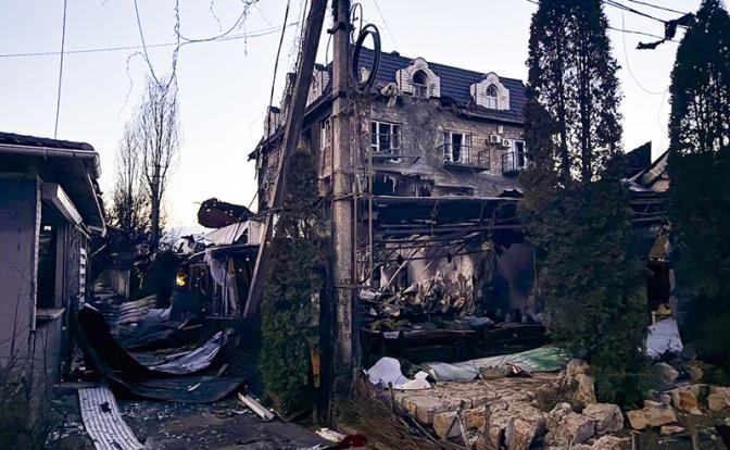 На фото: поселок Хорлы. Последствия атаки дронов ВСУ на кафе и гостиницу.