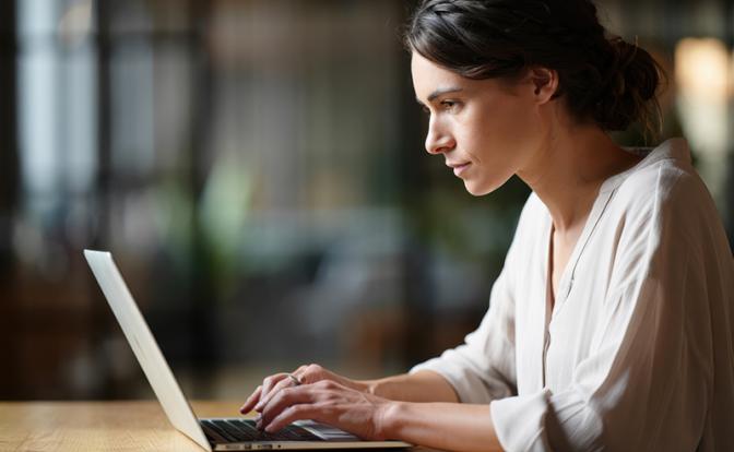 Россиянам объяснили, к каким болезням приводит привычка быть на связи после работы