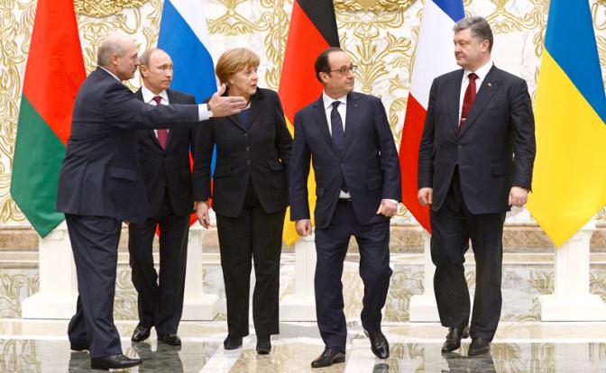 На фото: президент Белоруссии Александр Лукашенко, президент России Владимир Путин, канцлер Германии Ангела Меркель, президент Франции Франсуа Олланд и президент Украины Петр Порошенко (слева направо) во время переговоров, 2015 год.