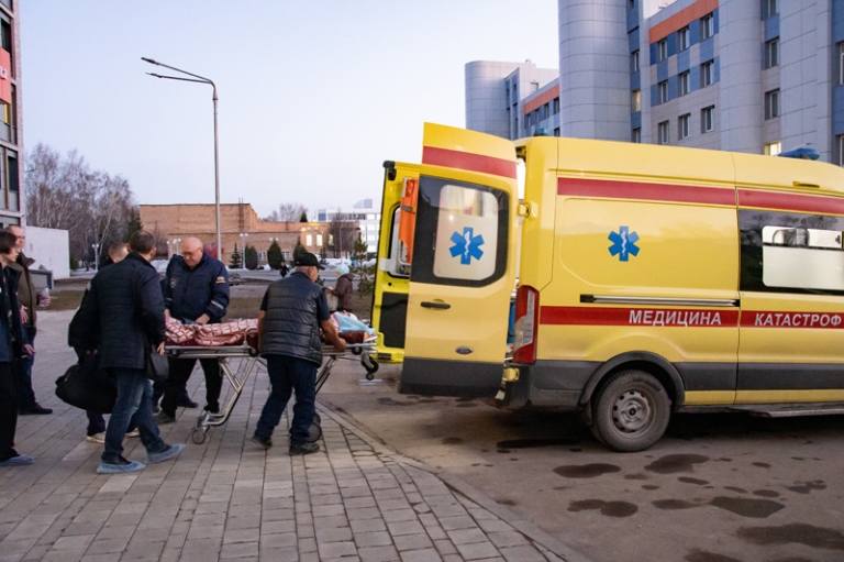 На фото: медики транспортируют пациента, пострадавшего при пожаре на Нижнекамскнефтехимском заводе.