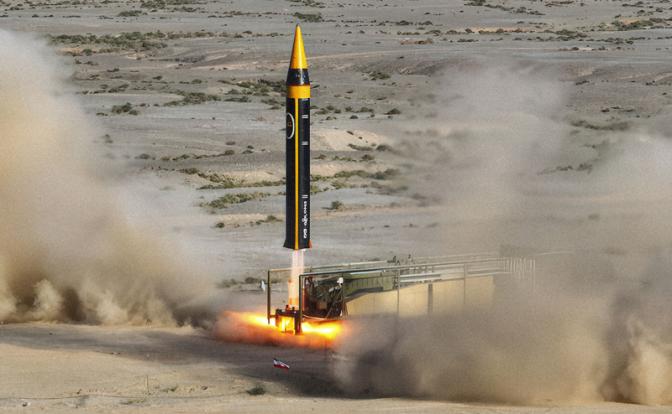 На фото: во время запуска ракеты «Хейбар» в Иране.