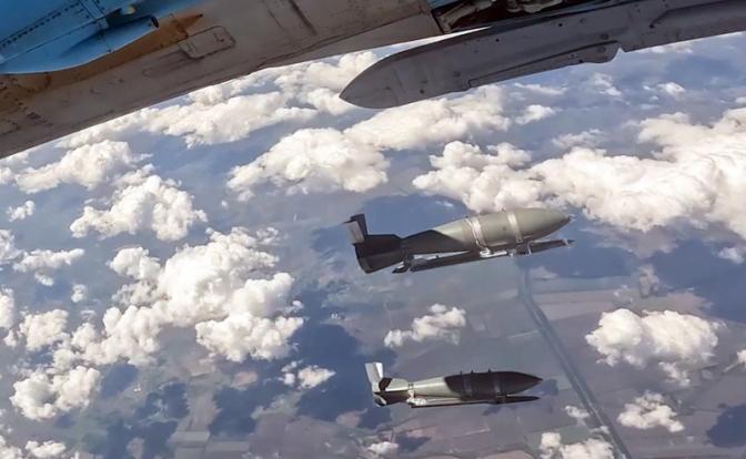 На фото: боевая работа экипажей истребителей-бомбардировщиков Су-34 в зоне СВО.