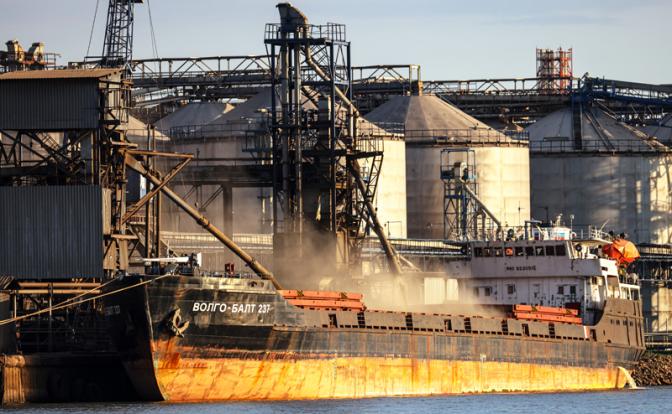 На фото: грузовое судно "Волго-Балт 237" у зернового элеватора в Ростовском морском порту.