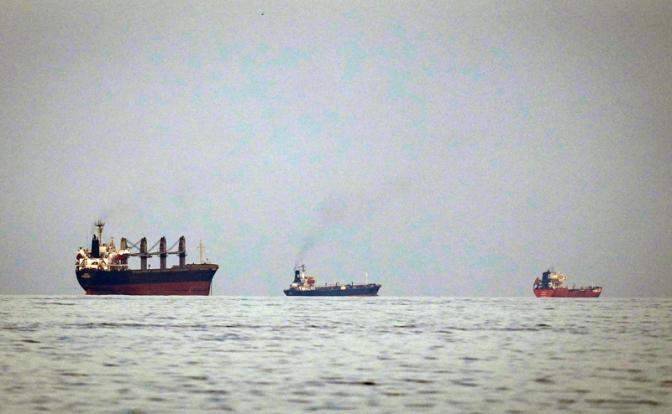 На фото: иранская блокада Ормузского пролива парализовала движение судов.