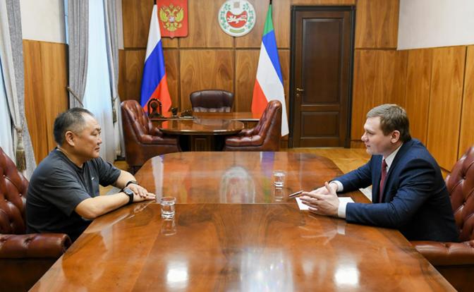 На фото: глава Хакасии Валентин Коновалов во время встречи с заместителем председателя Госдумы Шолбаном Кара-оолом