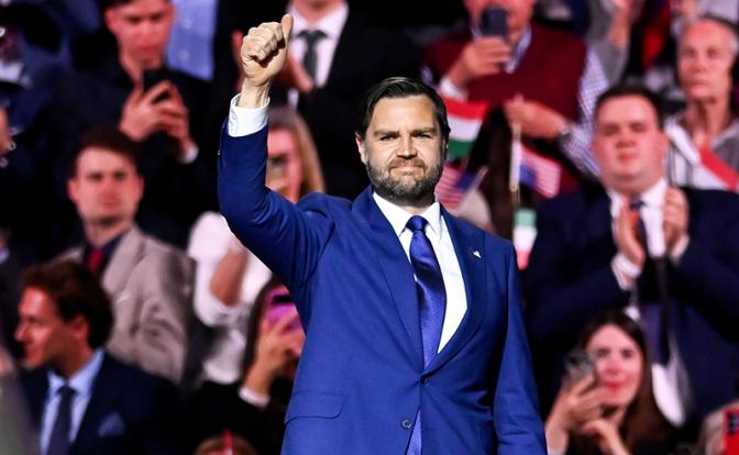 На фото: вице-президент США Джей Ди Вэнс во время выступления на предвыборном митинге премьер-министра Венгрии Виктора Орбана.