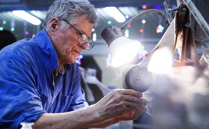 Работа до гроба навязывается как социальная норма, олигархи мечтают о крепостном праве