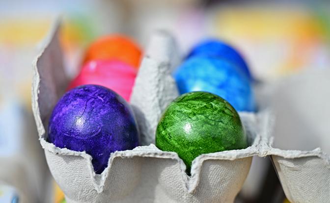 Россиян предостерегли от окрашивания яиц нестандартным способом