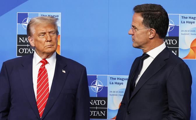 На фото: президент США Дональд Трамп и генеральный секретарь НАТО Марк Рютте (слева направо)