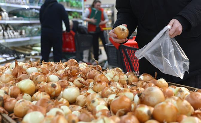 В Госдуме предложили безвозмездно раздавать россиянам луковую шелуху