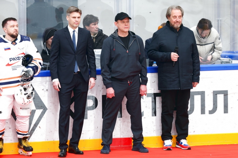 На фото: Эррол Маск, хоккеист Павел Буре и генеральный директор "Роскосмоса" Дмитрий Баканов (справа налево) на гала-матче по хоккею в рамках Российского космического форума в ледовом дворце спорта "Кристалл" в Москве.