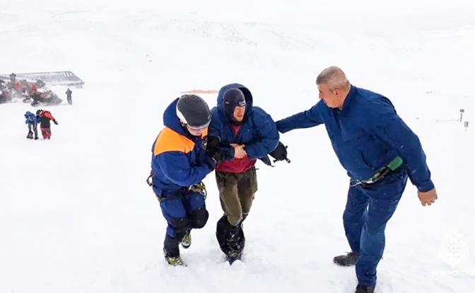 На фото: спасение туристов, пострадавших на Авачинском перевале, сотрудниками МЧС РФ.