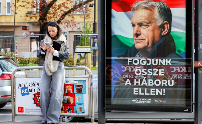 На фото: предвыборный баннер в поддержку партий и кандидатов. 12 апреля в Венгрии пройдут парламентские выборы.