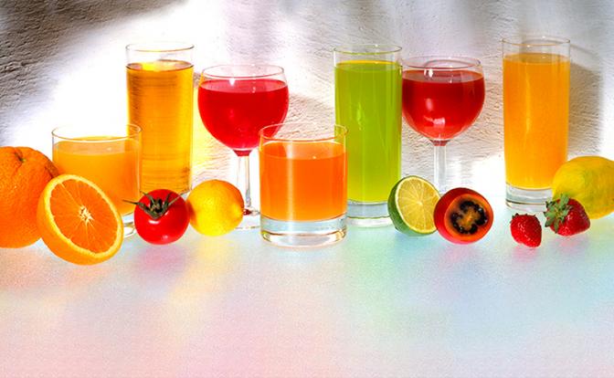 Врач назвала неочевидную опасность фруктов и соков