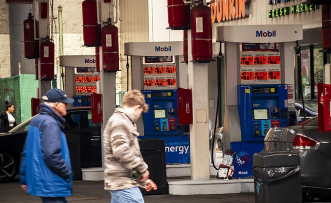 Главарь США мечется, не зная, как снизить цены на американских заправках