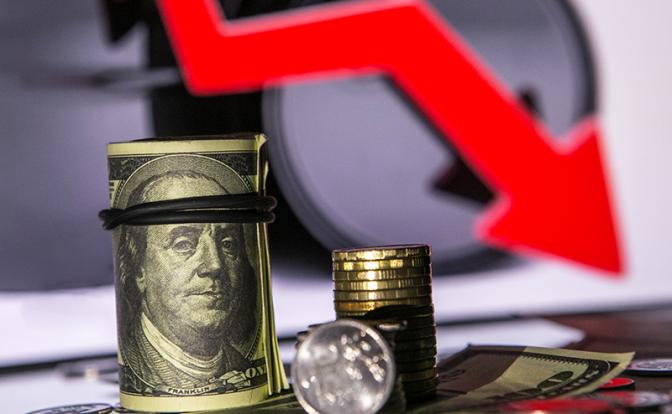 Курс доллара падает, нефть растет после провала переговоров и новой блокады Ормузского пролива