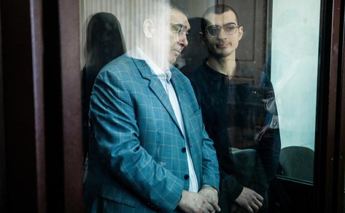 На фото: бывший лидер азербайджанской диаспоры на Урале Шахин Шыхлински и его сын Мутвалы Шыхлински на заседании Кировского районного суда.