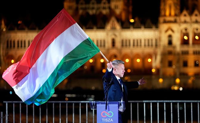 На фото: лидер победившей на парламентских выборах в Венгрии оппозиционной партии "Тиса" Петер Мадьяр