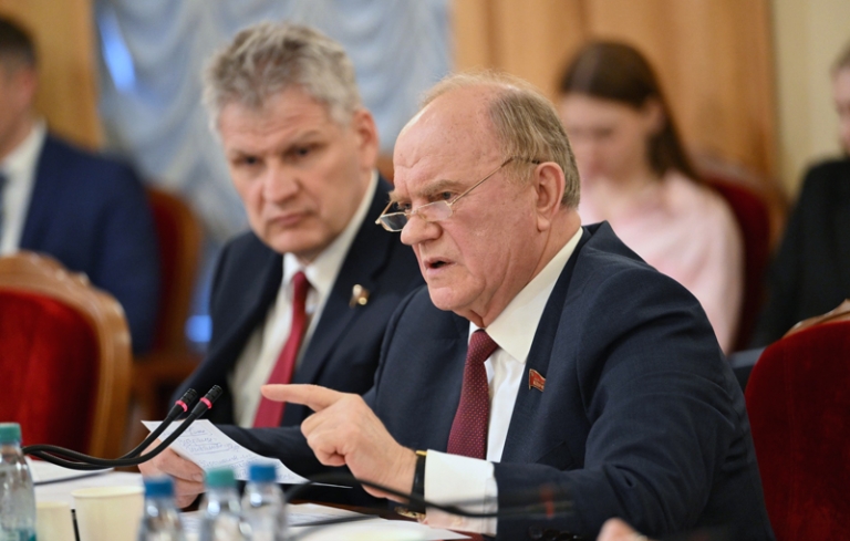 На фото (справа налево): председатель КПРФ Геннадий Зюганов и депутат Госдумы Алексей Куринный.