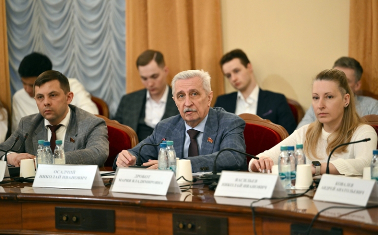 На фото (слева направо): депутаты Государственной Думы Олег Михайлов, Николай Осадчий и Мария Дробот во время круглого стола по вопросам льготного лекарственного обеспечения.