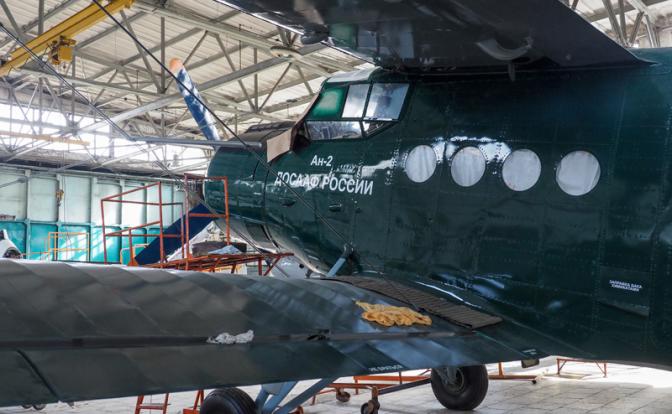 На фото: самолет АН-2 в цехе Московского авиационно-ремонтного завода ДОСААФ.