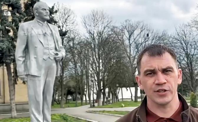 На фото: первый секретарь областного комитета Рамиль Замалетдинов на фоне памятника Владимиру Ленину на центральной площади Геническа.