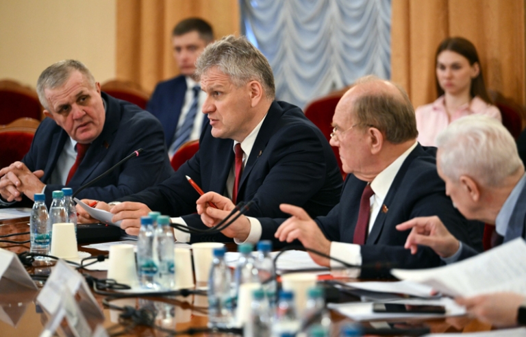 На фото (справа налево): председатель КПРФ Геннадий Зюганов и депутат Госдумы Алексей Куринный во время круглого стола по вопросам льготного лекарственного обеспечения.