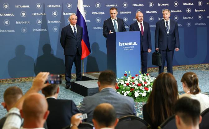 На фото: во время пресс-подхода по итогам очередных российско-украинские переговоров.