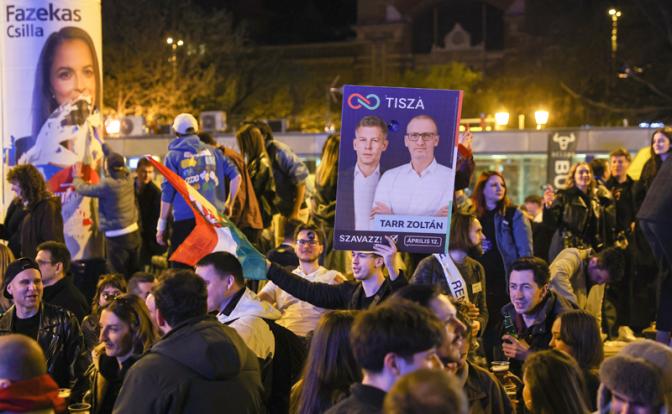 На фото: участники митинга сторонников победившей на парламентских выборах в Венгрии оппозиционной партии "Тиса".