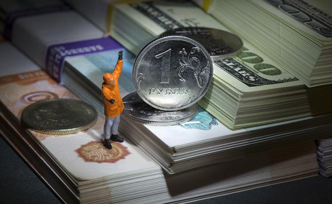 Майские деньги уже на подходе: кому удвоят пенсии и дадут прибавку