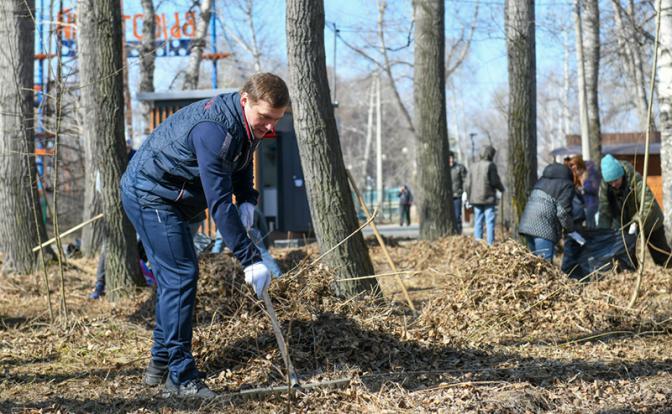 На фото: глава Хакасии Валентин Коновалов принимает участие в ежегодном субботнике «Объединяя усилия»