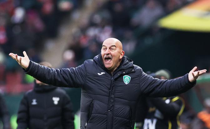 На фото: тренер Станислав Черчесов