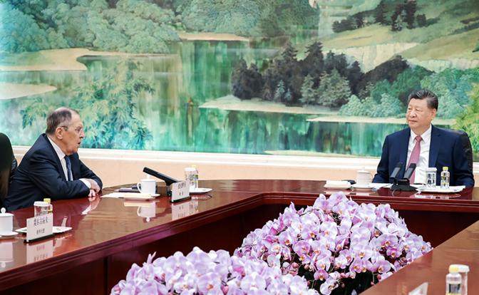 На фото: министр иностранных дел России Сергей Лавров и председатель КНР Си Цзиньпин (слева направо) во время российско-китайских переговоров.