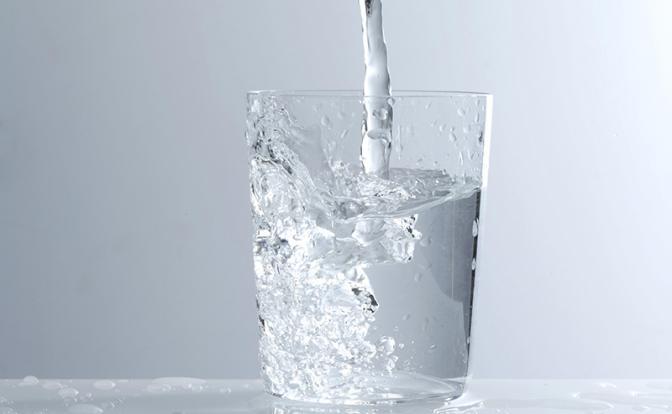 ТОП-5 мифов о воде: поможет ли любовь к стакану и бабушкино серебро?