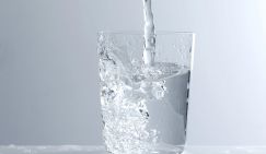 ТОП-5 мифов о воде: поможет ли любовь к стакану и бабушкино серебро?