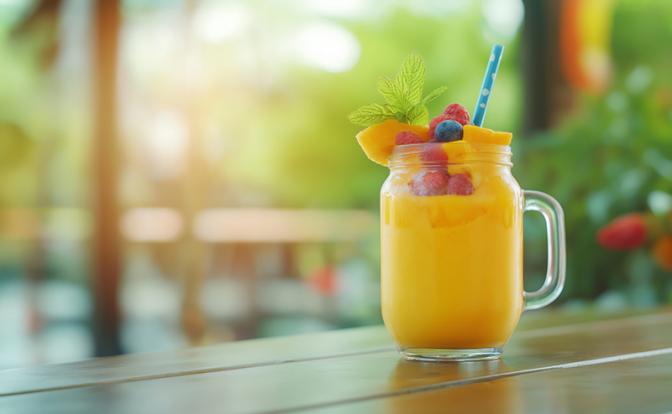 Нутрициолог назвала опасность фруктовых соков и полезных каш