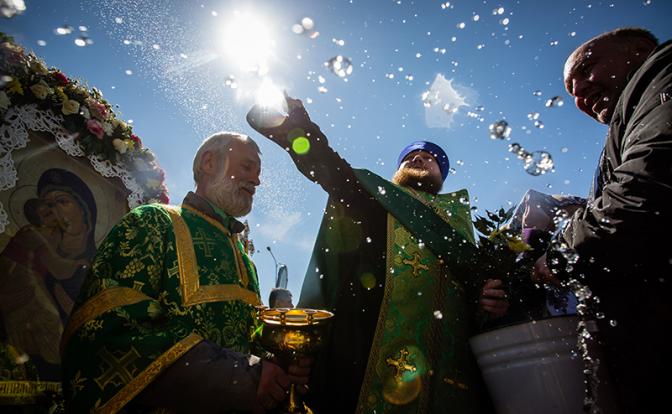 Так с народом или с чиновниками? Церкви пора определиться