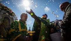 Так с народом или с чиновниками? Церкви пора определиться