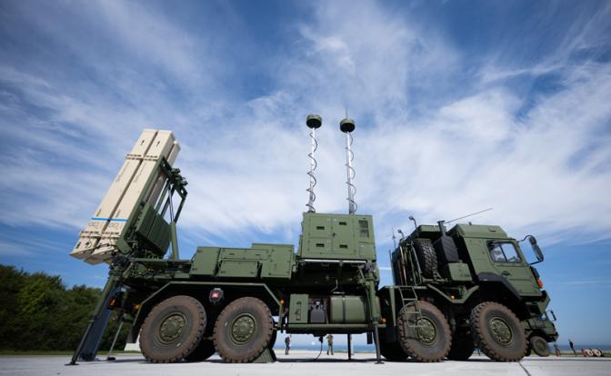 На фото: IRIS-T SLM - немецкий зенитный ракетный комплекс (ЗРК) средней дальности, относящийся к системам противовоздушной обороны (ПВО) наземного базирования.