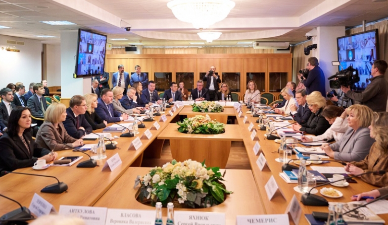 На фото: на расширенном заседании Комитета Государственной Думы по защите семьи, вопросам отцовства, материнства и детства национальный проект &laquo;Семья&raquo;.