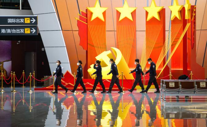 На фото: сотрудники международного аэропорта Дасин, Китай.