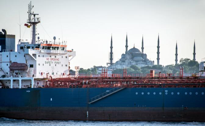 На фото: грузовое судно, загруженное контейнерами, пересекает Босфорский пролив на фоне силуэта Голубой мечети в Стамбуле, Турция.