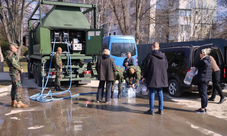 На фото: нехватка питьевой воды в Молдавии из-за масштабного загрязнения реки Днестр.