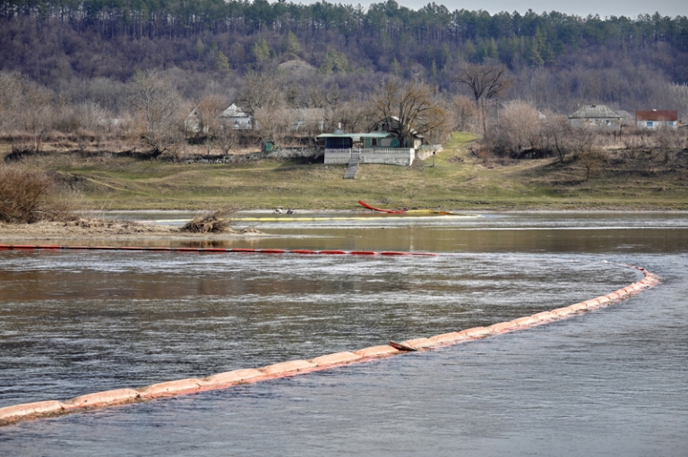 На фото: в реке Днестр в районе города Курешница установлены боновые заграждения с химическим абсорбентом.
