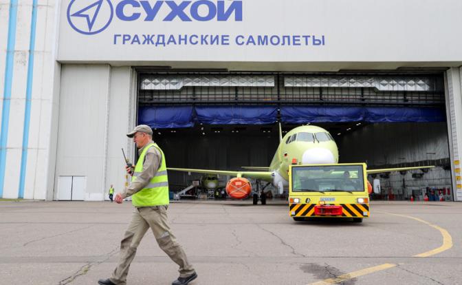 На фото: выкатка самолета Sukhoi Superjet 100 для проведения испытаний на заводе имени Гагарина в Комсомольске-на-Амуре.